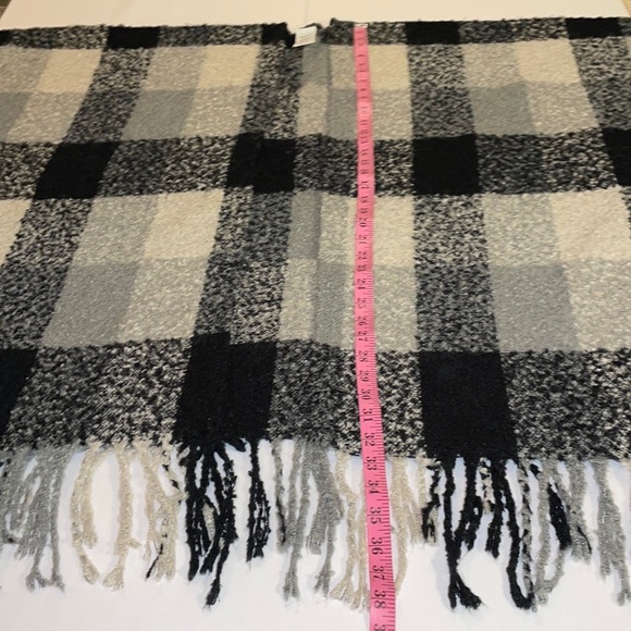 WOOLRICH OS TALL SWEATER SERAPE CAPE Plaids of Black and Grays Long Fringe @Hem - Picture 8 of 12